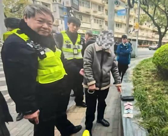 74岁老人菜市场扒窃被刑拘 惯犯再落网