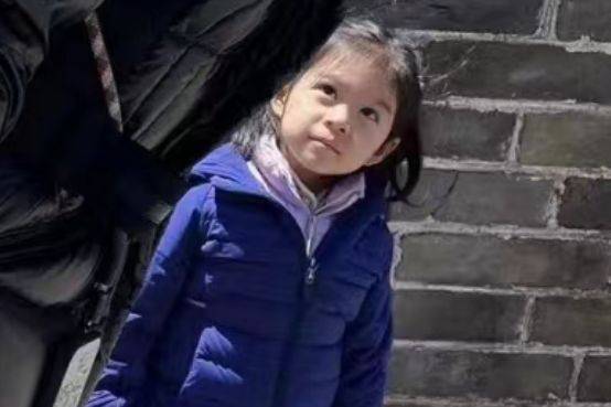 郭晶晶带娃出游，俩女儿长相曝光，霍启刚家庭事业双赢出现幸福肥