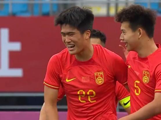 神剧情！U23国足彭啸进球被吹，但越南报复性踢人直红 安东尼奥一战封神