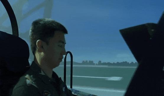 “95后”歼16飞行员亮相“代表通道” 分享强军经历与感悟