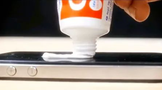 牙膏可以清除手机屏幕划痕？假的