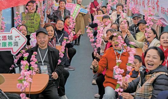 西安铁路局开行2026年首趟春季赏花旅游专列