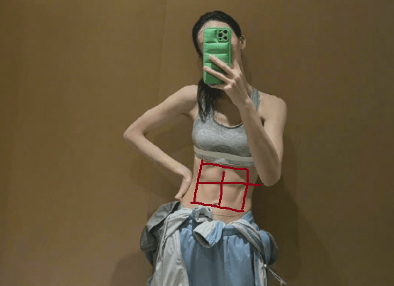 金晨晒无美颜健身照 腹肌却秒变游泳圈！