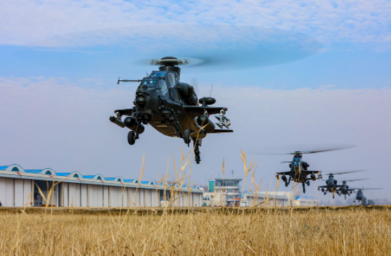 北部战区陆军第80集团军某陆航旅攻击直升机编队开展营战术训练（2月24日摄）。新华社发（刘雨辰 摄）