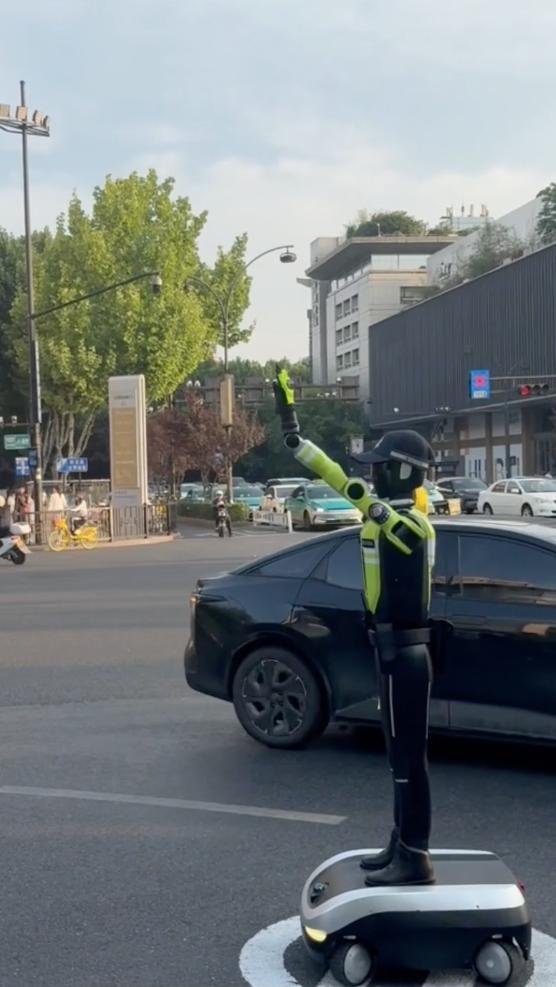 机器人：白色衣服同志您已停车越线