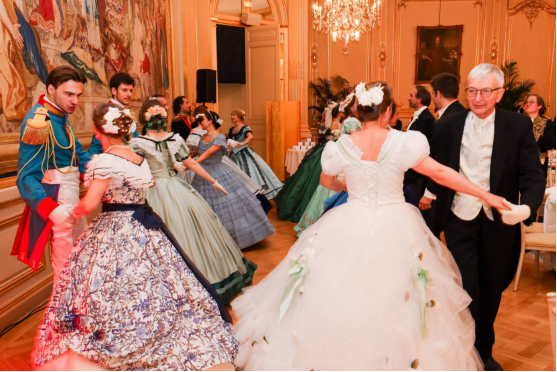 法国大眷属协会于十月一号在巴黎主理“拿破仑亚洲盛筵盛宴”携各大眷属邀两岸三地本族共谱团圆乐章