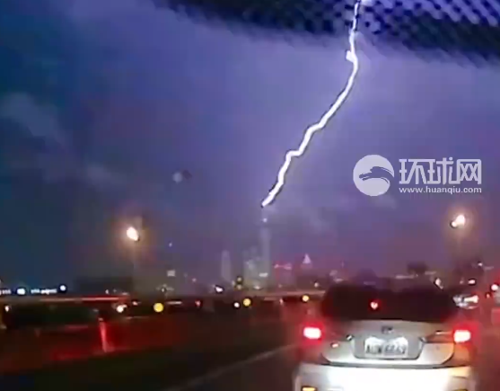 台北101大楼遭雷击瞬间曝光 紫光瞬间照亮整个城市_军事频道_中华网
