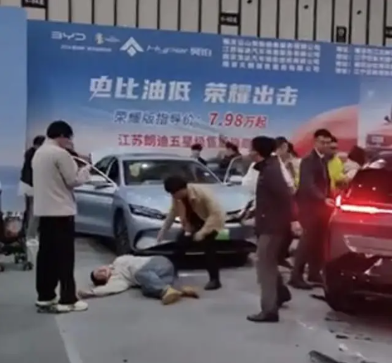 极氪展车意外启动致5人受伤 极氪回应南京车展撞伤观众