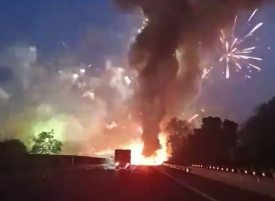 二廣高速一載有煙花爆竹的貨車起火 現(xiàn)場噼里啪啦