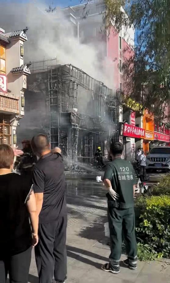 吉林白城一餐馆发生火灾 现场浓烟滚滚引发关注