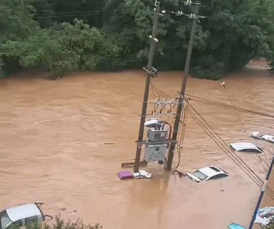 江西赣州暴雨 局地道路车辆被淹
