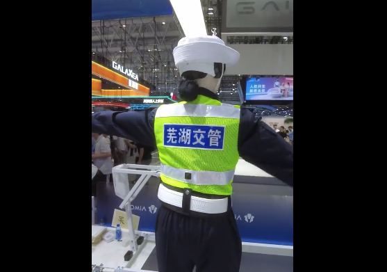 交警机器人在20多个城市上岗股票配资推荐股票配资推荐，现场看它如何指挥交通