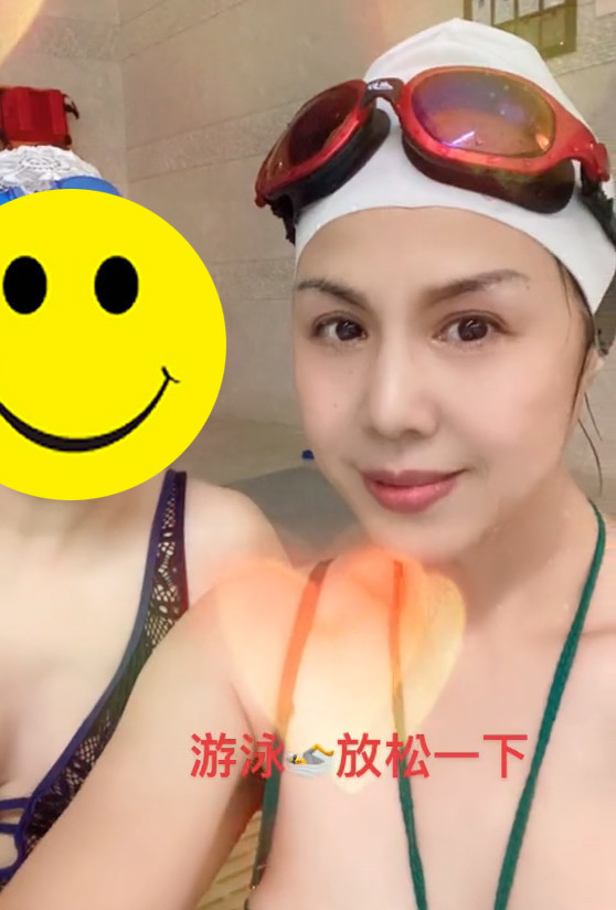 郑爽妈妈和闺蜜游泳秀好身材 生活不窘迫了？