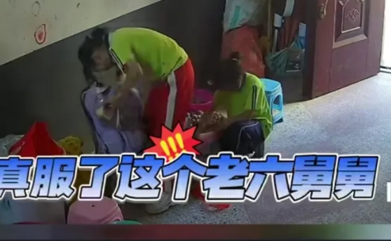 舅舅趁沒(méi)人偷偷給倆外甥書(shū)包放生土豆 調(diào)皮舅舅逗樂(lè)全家