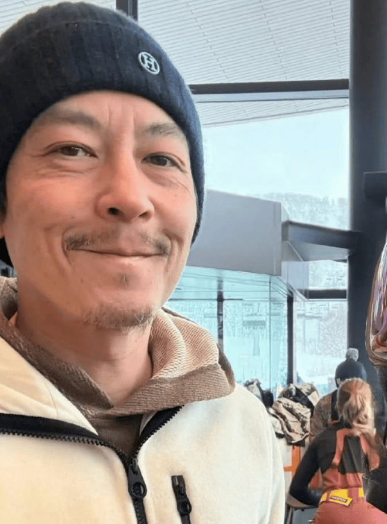 45岁陈冠希滑雪被偶遇 皱纹明显皮肤松弛显老态