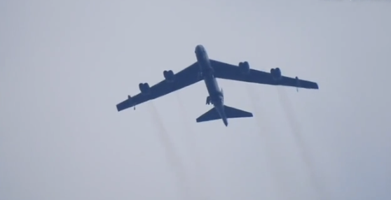 美军B-52在英国“出状况”不停盘旋 挂出紧急代码