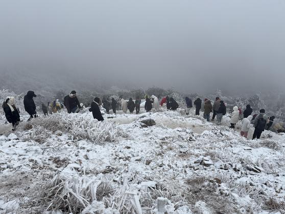 南方雪后車均一個雪人下山