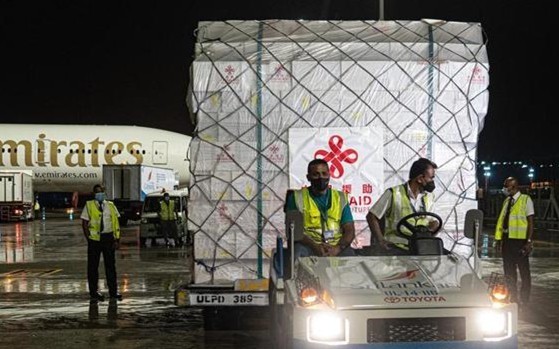 工作人员搬运中国援助的紧急人道主义药品