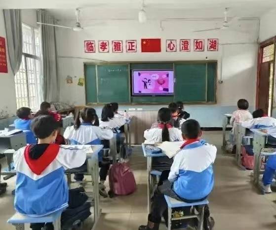 江西小学生课堂观看零彩礼宣传片 移风易俗从小抓起