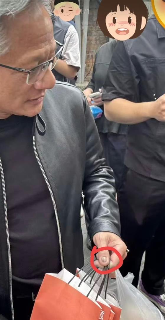 黄仁勋指甲 无滤镜下的真实细节