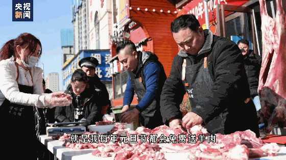 3年轻人吃8元烩面付了4400元 支持这家爱心烩面馆