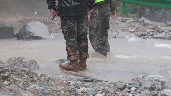 安徽歙县多处暴雨塌方 子弟兵救援 挺进孤岛村，抢通生命线！