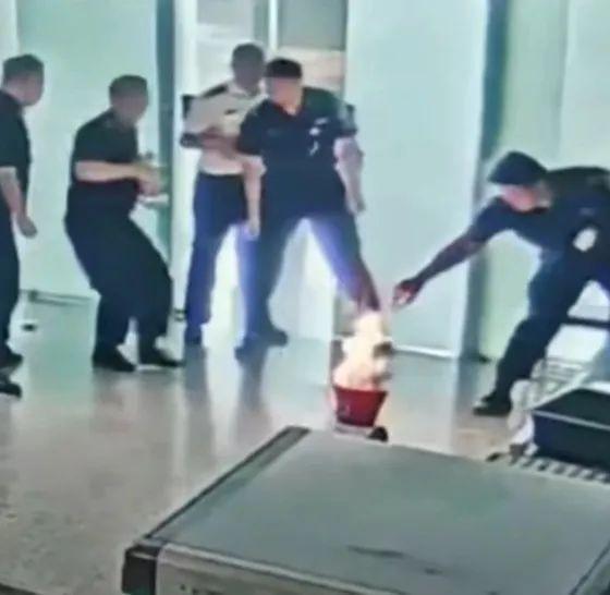 男子在機(jī)場(chǎng)怒砸充電寶致起火 安檢沖突引發(fā)火災(zāi)
