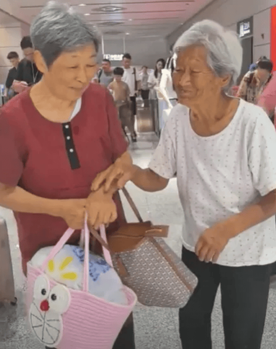 109岁母亲到高铁站接女儿 亲情跨越世纪的温暖