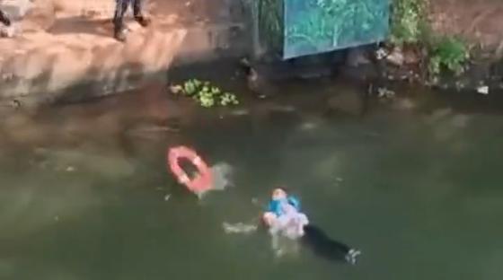 七旬老东说念主落水，救济队员跳桥救东说念主