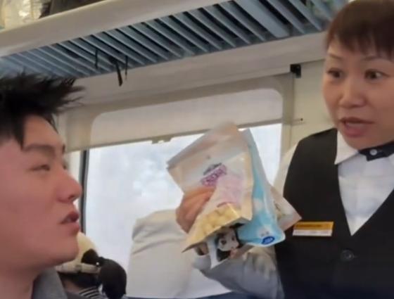列车售货员因多收1元和2只烧鸡被停职 网红互动引发风波