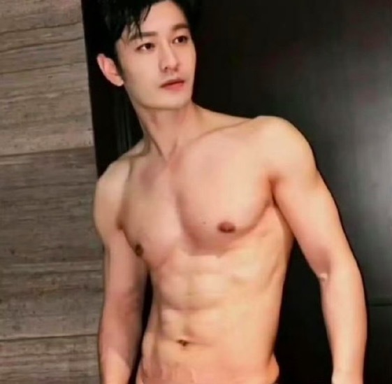 47岁黄晓明转型获赞 油腻大叔变身八块腹肌型男
