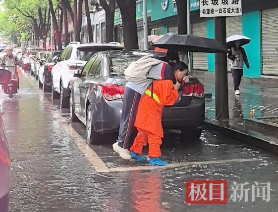 环卫工雨中背50名学生蹚水过马路 平凡善举温暖人心