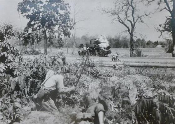 罕见的近距离交锋照片：5名日军攻击我坦克，4名战士与敌大炮对峙