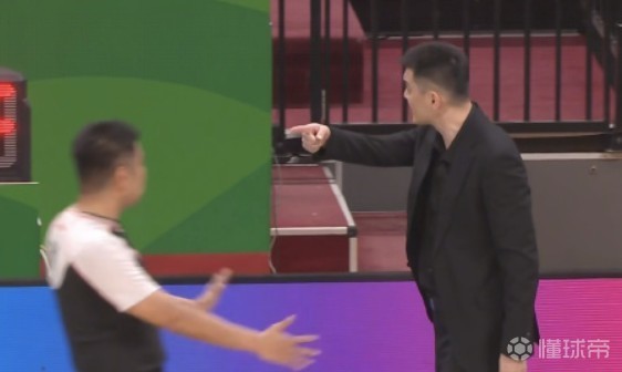 辽宁队主帅杨鸣不满判罚遭驱逐