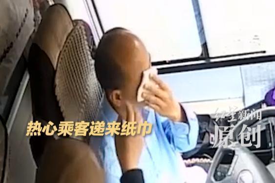 玻璃袭眼保16人安全司机左眼保住了 英雄司机获全网赞誉