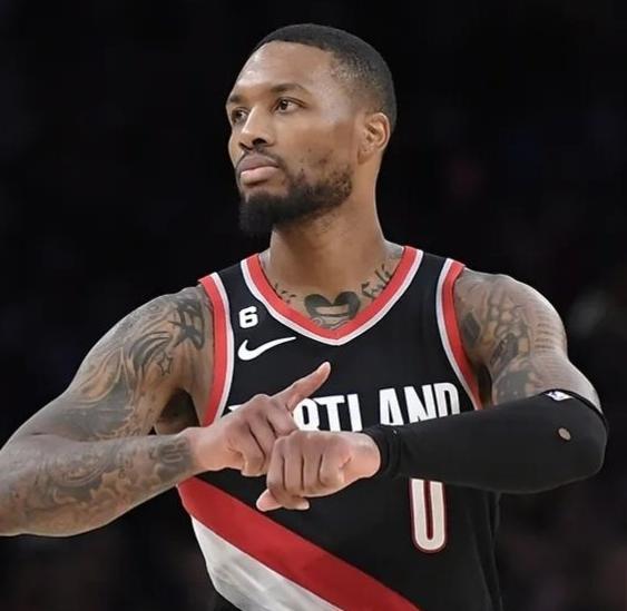 队记：利拉德和阿夫迪亚在更衣室说中文，反映杨瀚森在球队的重要性