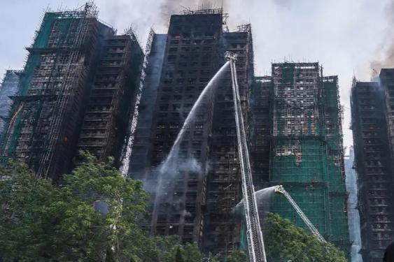 香港大埔大火后阿伯現(xiàn)場(chǎng)尋家人 火災(zāi)無情教訓(xùn)有情