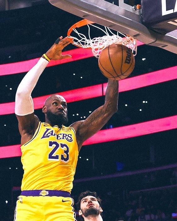 詹姆斯继续刷新历史最老三双