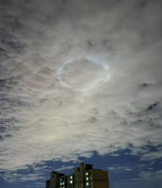 北京夜空驚現(xiàn)神秘光圈，市民拍下現(xiàn)場(chǎng)照片 UFO疑云引發(fā)熱議