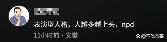 男子与黑车发生冲突后“报复” 头撞车闹剧引发热议