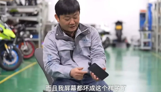 张雪还在用2000多块钱的坏手机 执着追梦者