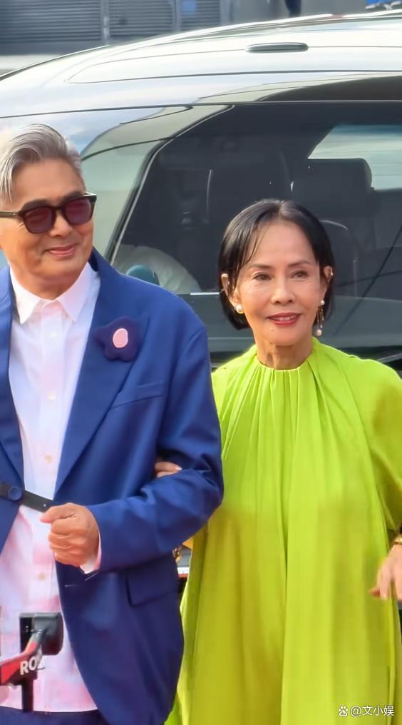 周润发携妻子现身电影首映礼 40年恩爱如初