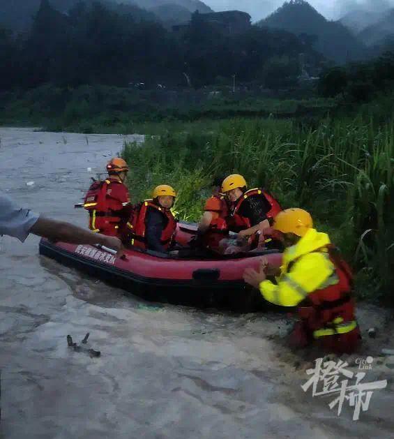 81名上海游客驾车渡河被困洪水 车友惊呼：完了