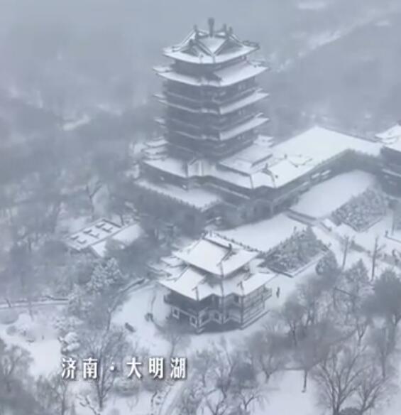 济南大明湖飞雪水墨意境拉满