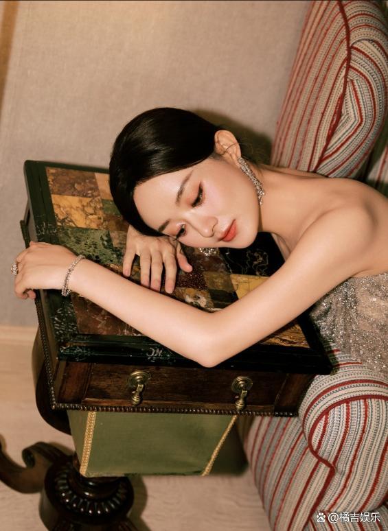 赵丽颖头发染回黑色 黑发封印颜值