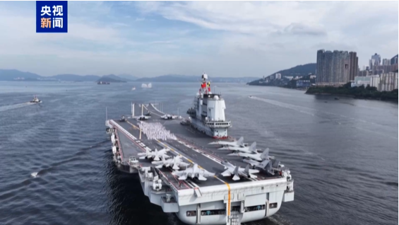 山东舰甲板深情告白 香港海陆空全方位热情欢迎