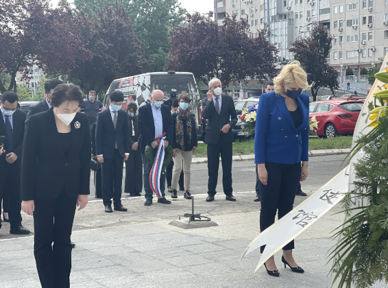 ​22年祭！中国驻塞尔维亚大使馆在我驻南联盟被炸使馆旧址前举行凭吊活动