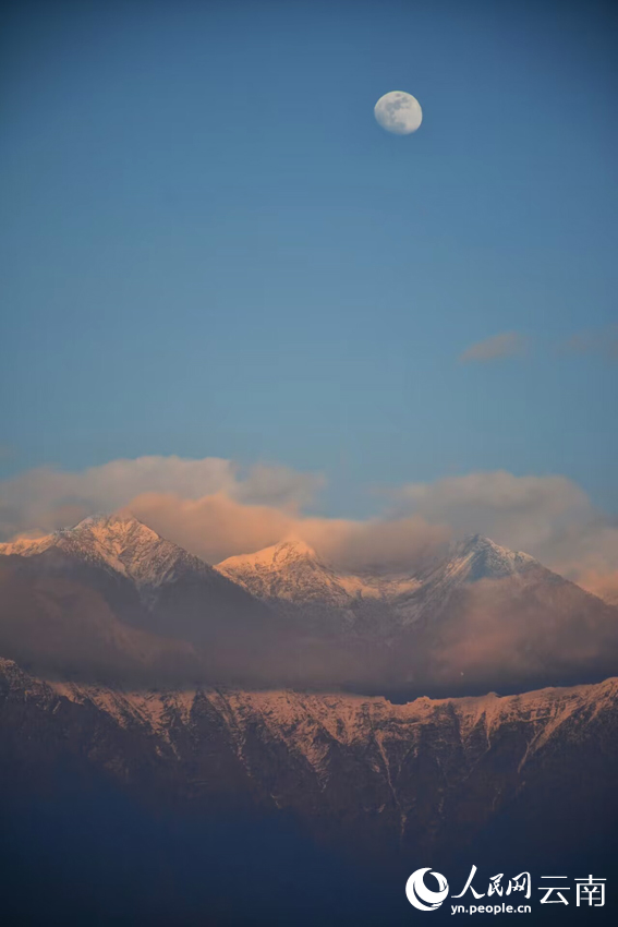 “日月同辉”闪耀大理苍山之巅