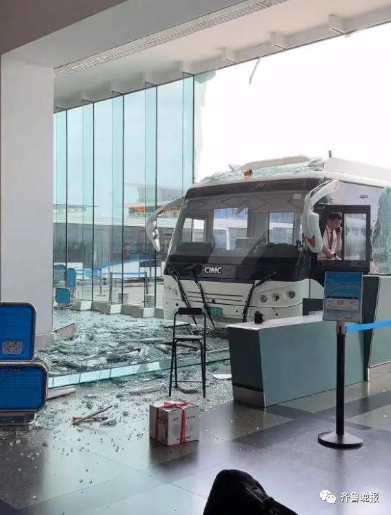 厦门机场摆渡车开进航站楼 碎片满地！机场：现场没有旅客受伤
