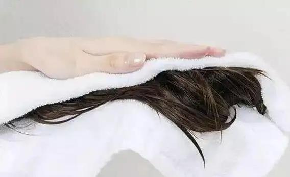 运动后洗头清爽却藏风险，医生揭秘4个禁忌，你中招了吗？